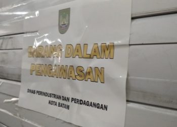 Lokasi gudang ponsel di Lucky Plaza, Lubuk Baja, Batam, yang disegel oleh petugas Dinas Perindustrian dan Perdagangan (Disperindag) Kota Batam, Jumat, 10 Juni 2020. (Foto: Bintang Hasibuan)