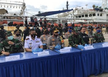 Kapolda Kepri, Irjen. Pol. Aris Budiman, bersama dengan pejabat keamanan kawasan Barat menyampaikan keterangan kepada wartawan di Dermaga Lanal Batam, 8 Juli 2020. (Foto: Aini Lestari)