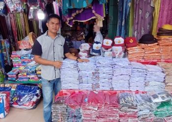 Yon (32), salah satu penjual seragam sekolah di kompleks pertokoan Tanjungpantun, Jodoh. (Foto: Fathur Rohim)