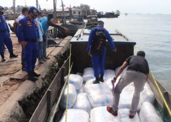 Kapal kayu dan karung pakaian bekas yang diamankan Polisi. (Foto: Arsip Polresta Barelang)
