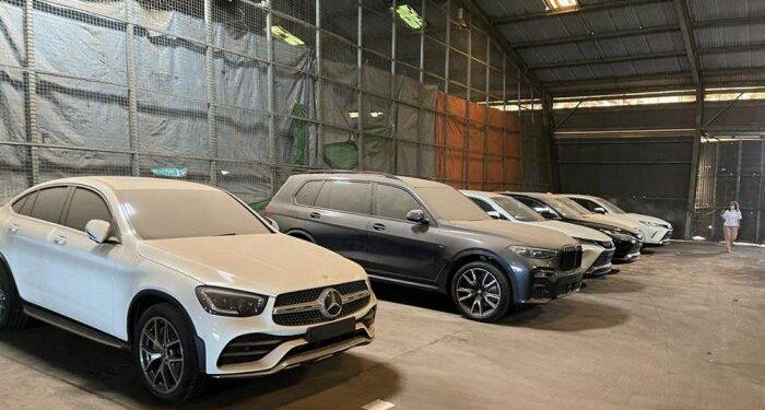 Sederet mobil mewah terparkir di gudang tempat penimbunan sementara (TPS) milik PT Persero di Pelabuhan Batu Ampar, Kota Batam, Kepulauan Riau. (Foto: Arsip pribadi narasumber)