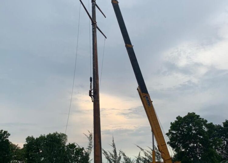 Proses penanaman tiang tower SUTT. (Foto: Fathur Rohim)