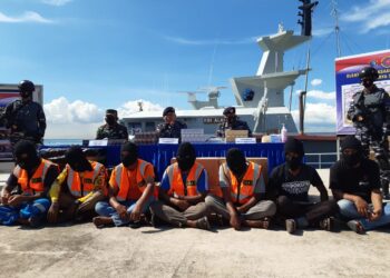 Awak kapal KM Karya Sampurna yang diamankan Guskamla. (Foto: Bintang Hasibuan)