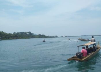 Nelayan menyerbu KM Gunung Mas 88. (Foto: Arsip narasumber)