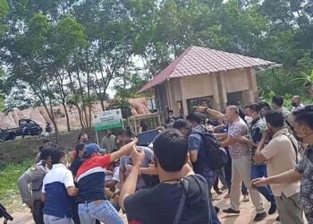 Bentrok polisi dan massa dari dari Perkumpulan Masyakarat Flores Nusantara di kawasan Welcome to Batam, Batam Kepulauan Riau, Jumat, 19 Maret 2021. (Foto: Fathur Rohim)