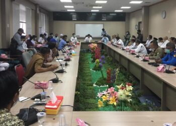 Rapat dengar pendapat umum (RDPU) sejumlah warga dan pedagan di jalan Trans Barelang dalam wacana pelebaran jalan di Kantor DPRD Kota Batam, Senin, 15 Maret 2021. (Foto: Fathur Rohim)