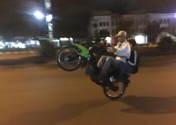 Cholis dan Leon saat beraksi di salah satu jalan di Batam, Kepulauan Riau, Minggu, 7 Maret 2021. (Foto: Fathur Rohim)
