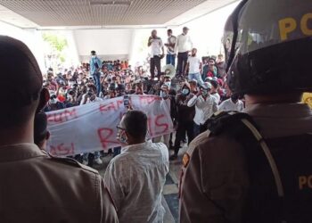 Ratusan massa dari Persatuan Keluarga Nusa Tenggara Timur (PK NTT) Batam berunjuk rasa di depan Kantor DPRD Kota Batam, Kepulauan Riau, menyusul ucapan rasisme Anggota DPRD Batam. (Foto: Fathur Rohim)