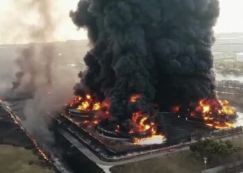 Kilang Minyak Pertamina RU VI Balongan di Desa/Kecamatan Balongan, Kabupaten Indramayu meledak dan terbakar. (Foto: Semarang.com)