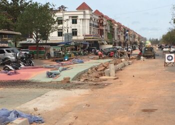 Pekerja sedang mengerjakan proyek pelebaran di salah satu titik di Kota Batam, Kepulauan Riau. (Foto: Fathur Rohim)