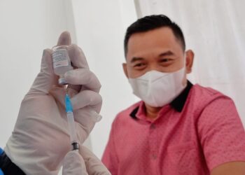 Salah satu penerima vaksin Covid-19 tahap kedua di Batam. (Foto: Fathur Rohim)