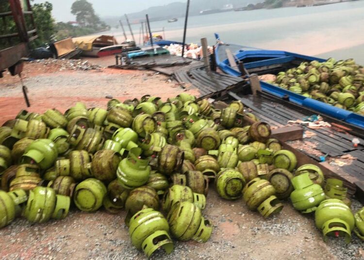 Kapal yang memuat tabung gas 3 kilogram yang akan dibawa ke Belakang Padang, Batam pada Sabtu, 17 April 2021. (Foto: Muhamad Ishlahuddin)
