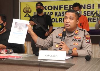 Kapolsek Lubuk Baja, AKP Nanda Satria memperlihatkan ijazah palsu yang dibuat oleh Rohayana Yusuf. (Foto: Humas Polresta Barelang)