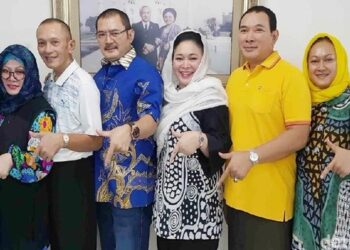 Para anggota keluarga Cendana yang digugat perdata, kecuali Hutomo Mandala Putra (dua dari kanan) dan Indra Rukmana (dua dari kiri). (Foto: dokumentasi Andi Picunang)