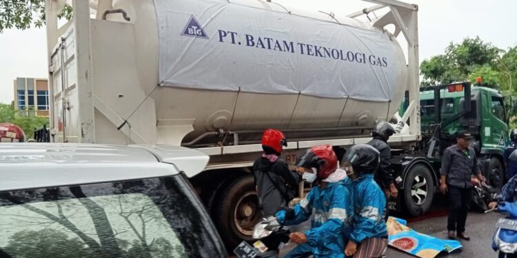 Truk melindas pengendara sepeda motor di sekitar jalan arah Temiang, menuju lampu merah Aviari, Sabtu, 17 April 2021. (Foto: Natalis untuk HMSTimes)