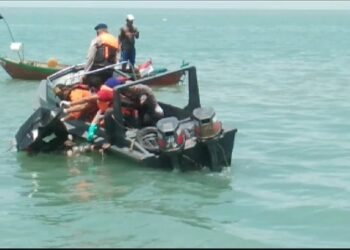 Petugas gabungan mencari korban kapal TKI yang tenggelam di perairan Tanjung Balai Karimun. (Foto: Humas Basarnas)